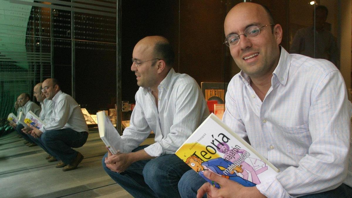 Alfonso Vázquez en 2007, con el libro 'Teoría del majarón malagueño'.