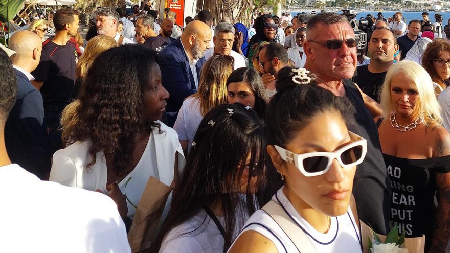 Am Unglücksort an der Playa de Palma: Tränenreiche Trauerfeier vor dem Medusa Beach Club