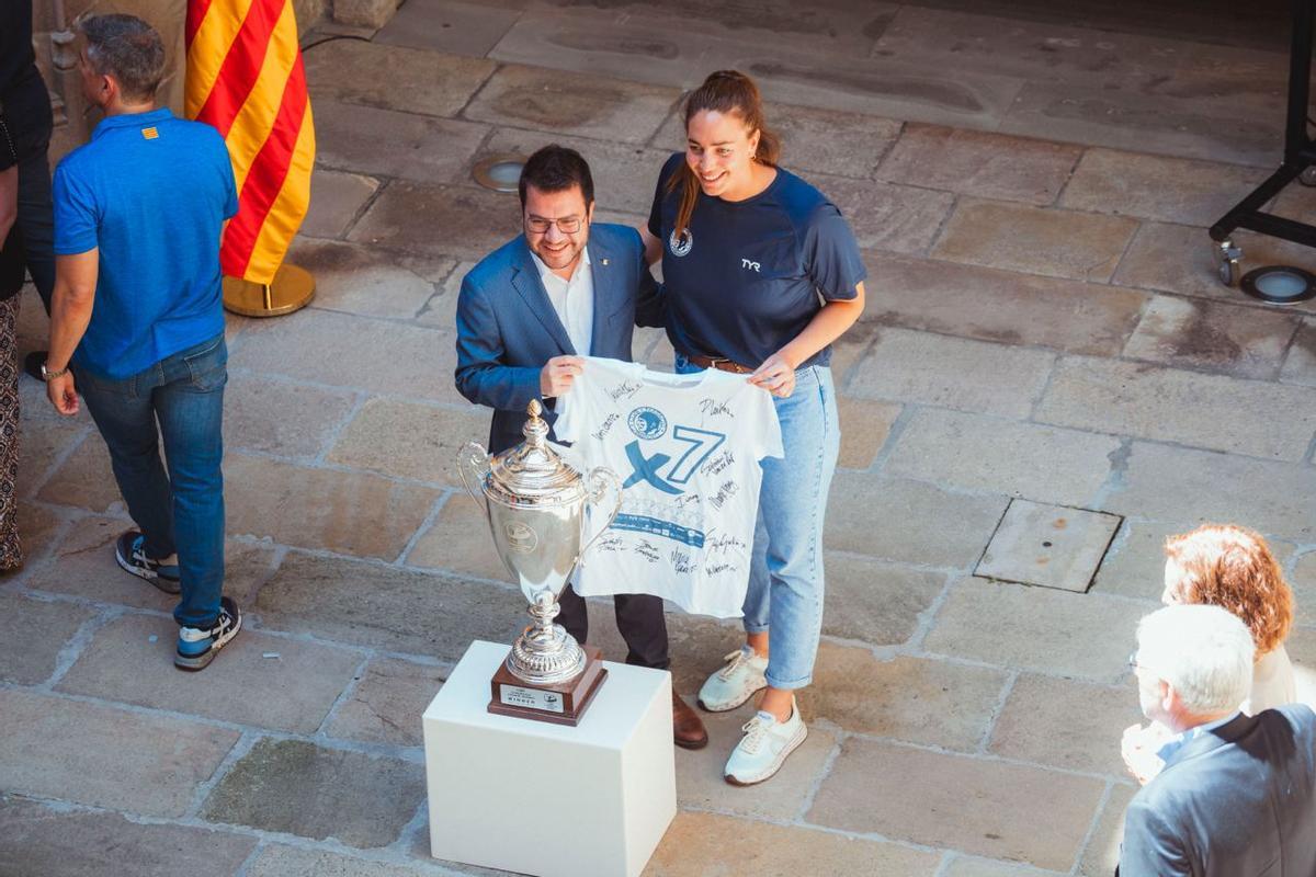 Maica Garcia entregó una camiseta del equipo a Pere Aragonés