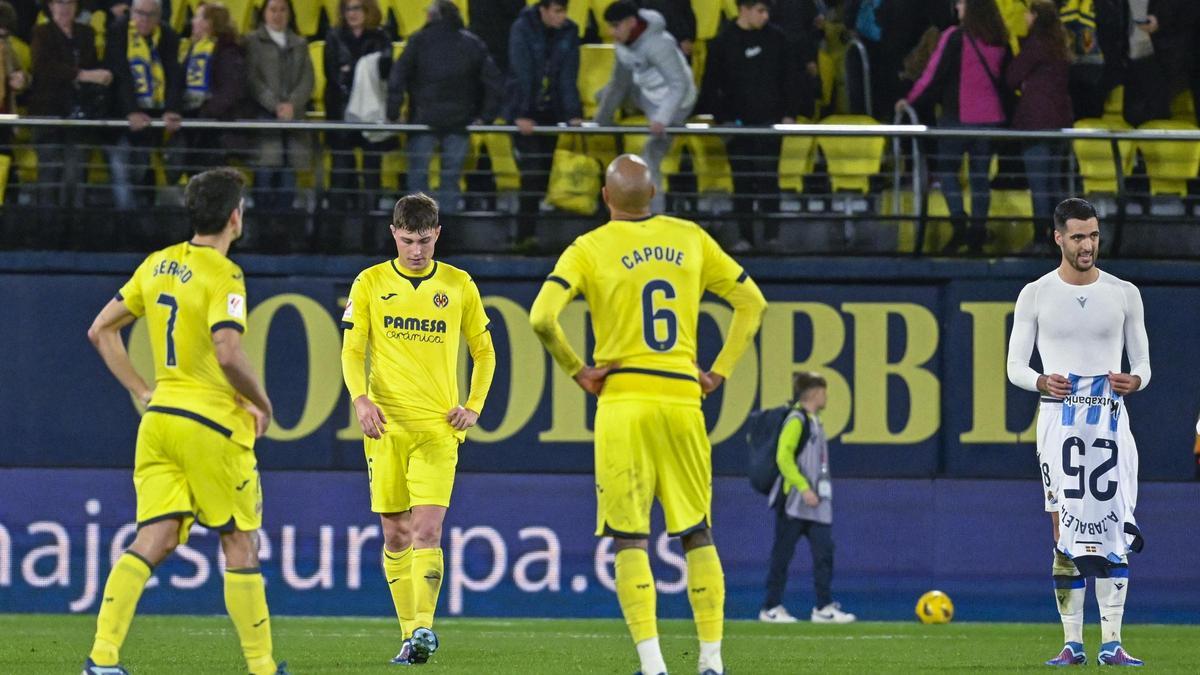 Los jugadores del Villarreal se lamentan tras la derrota