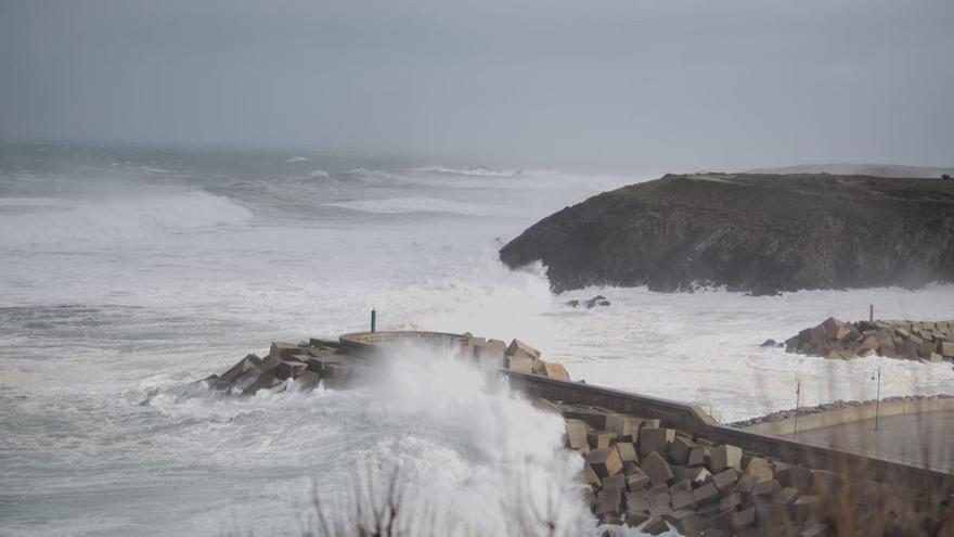 Asturias, en alerta por fenómenos costeros y olas de hasta siete metros