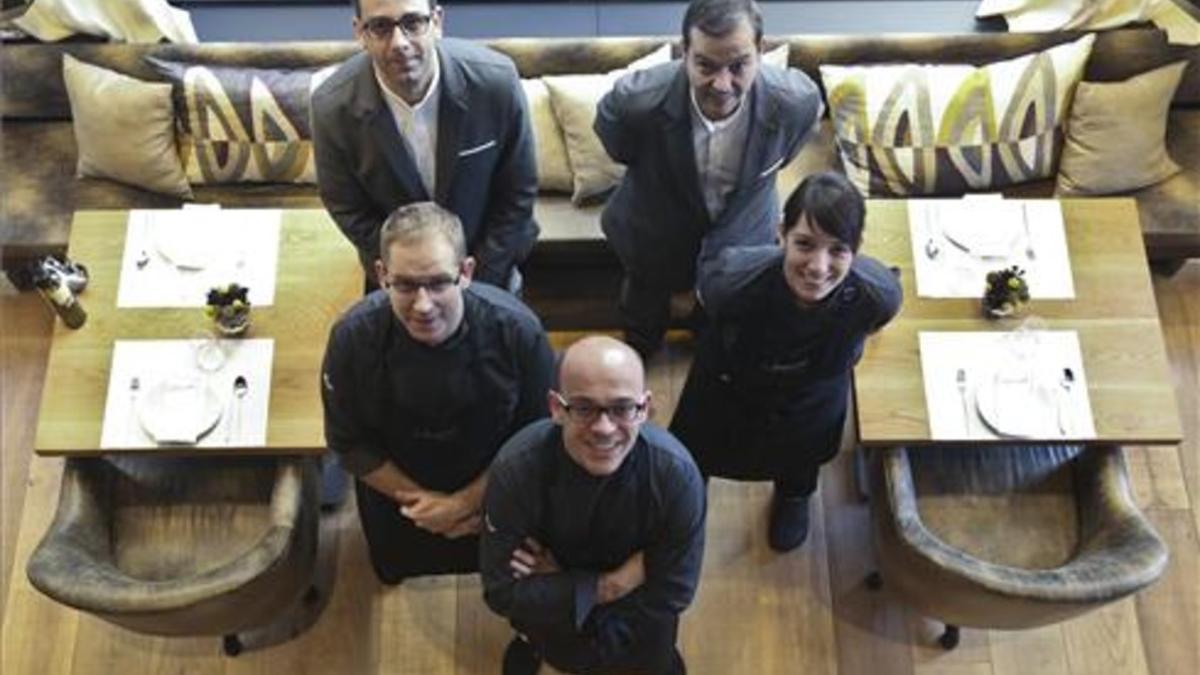 Marc Gascons, con el equipo del restaurante Informal: Danny Caminal