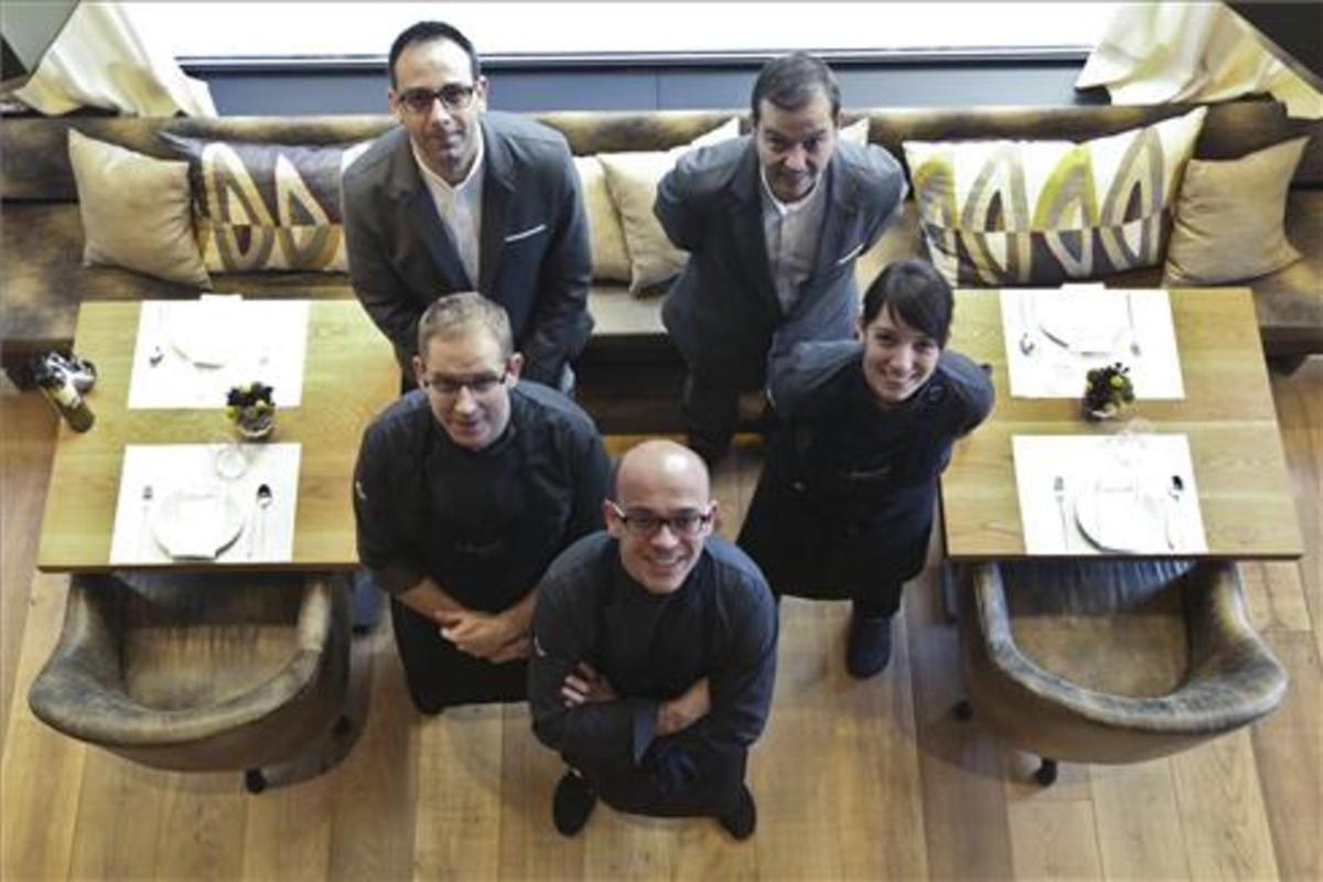 Marc Gascons, con el equipo del restaurante Informal: Danny Caminal