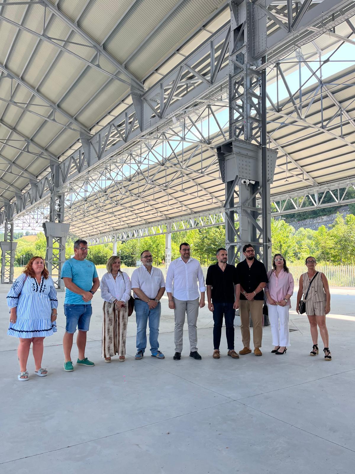 Adrián Barbón durante la visita guiada a los Talleres del Conde