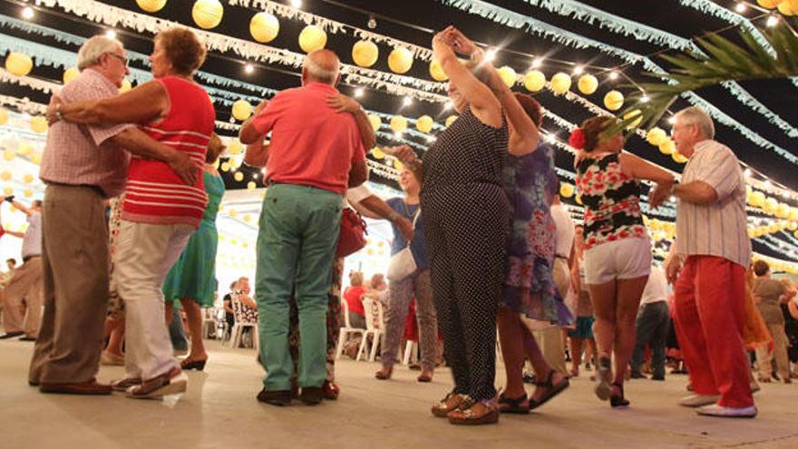 Mayores disfrutando de la Feria de Málaga en la caseta El Rengue.