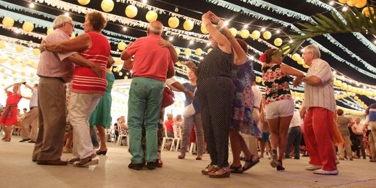 Mayores disfrutando de la Feria de Málaga en la caseta El Rengue.