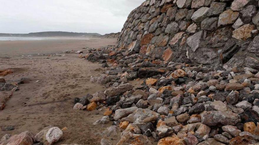 La escollera de protección en la zona oriental de la playa de Salinas, junto a las dunas de El Espartal.