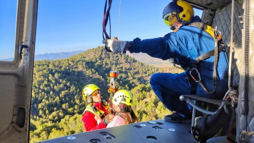 Rescatan en helicóptero a una mujer herida en una senda de Benifairó