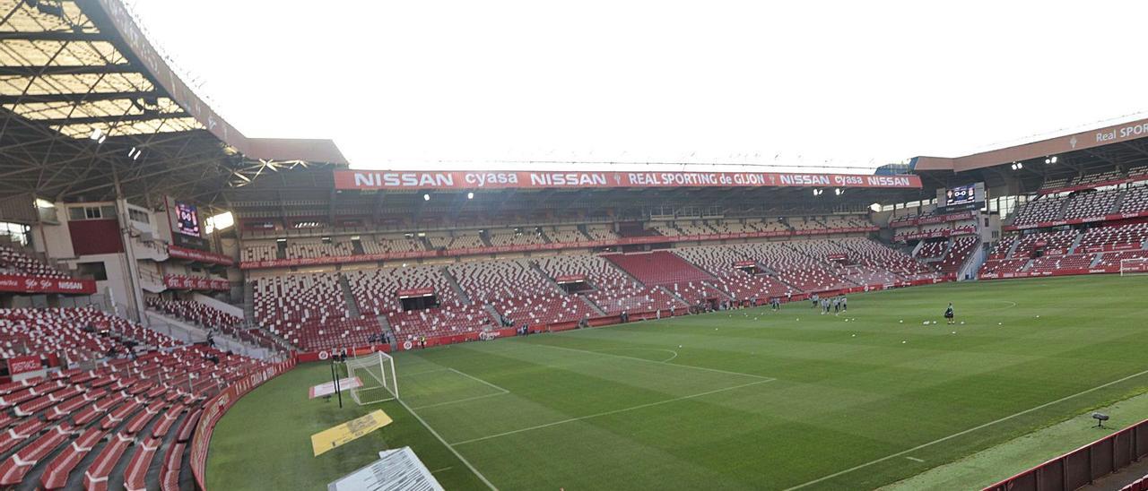 Imagen de El Molinón durante uno de los partidos disputados sin público. | Miki López