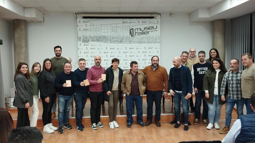 Las comisiones falleras reciben sus premios por animar en la Mitja Marató &amp; 10K Ciutat de Gandia