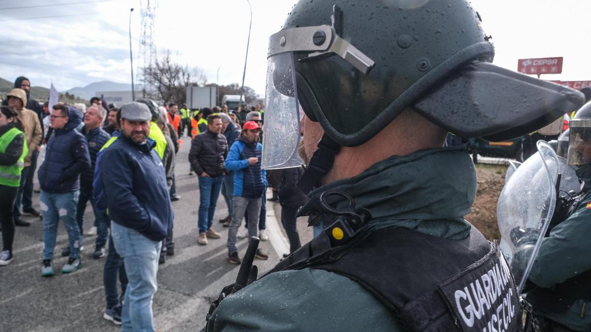 Así han sido los momentos de tensión vividos entre agricultores y Guardia Civil en Villena