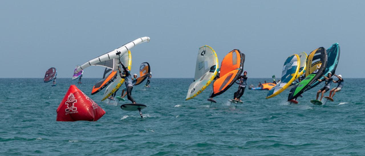 Momento de la competición de wingfoil