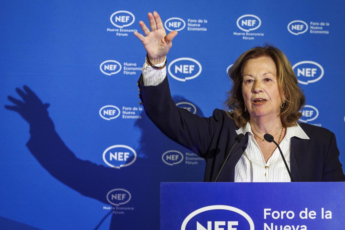 La exdiputada socialista Carmen Romero durante su presentación de la candidata del PSOE a la presidencia de la Junta de Andalucía, María Jesús Montero, hoy martes en el desayuno informativo organizado por Nueva Economía Fórum en Sevilla.