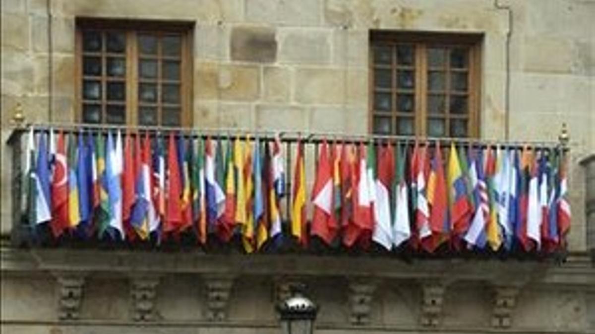55 banderas ondean en el balcón del Ayuntamiento de Bergarar (Guipúzcoa), este martes. VINCENT WEST