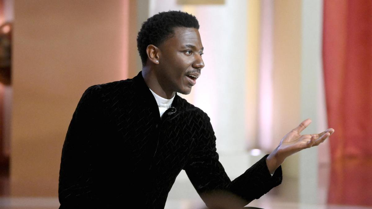 El presentador de la gala de los Globos de Oro 2023, Jerrod Carmichael.