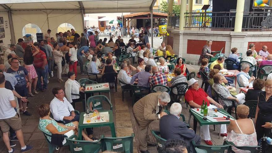 Ambiente festivo ayer a la hora del vermú en la plaza consistorial de Sotrondio.