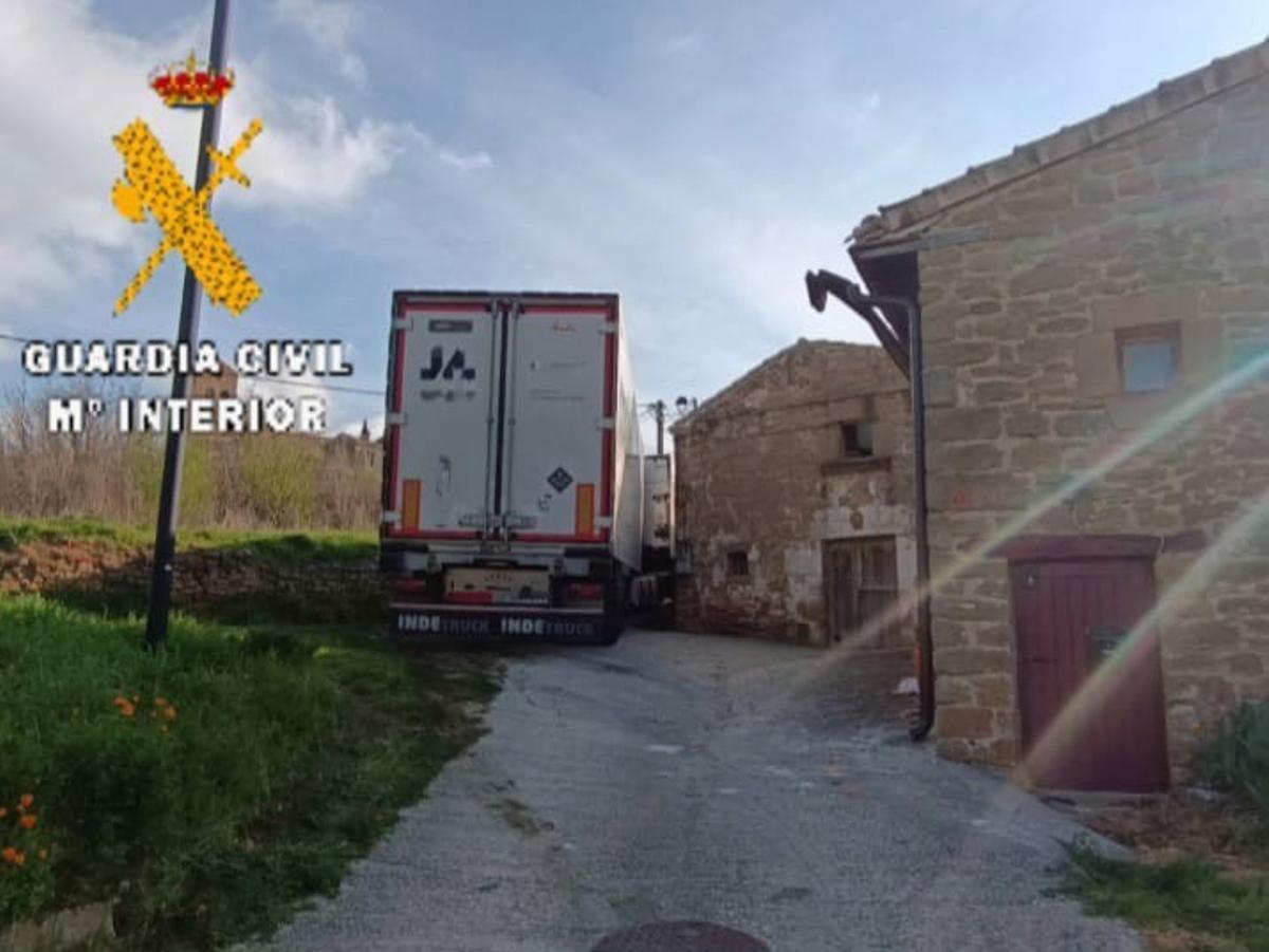 Camión atascado en Senosiáin.