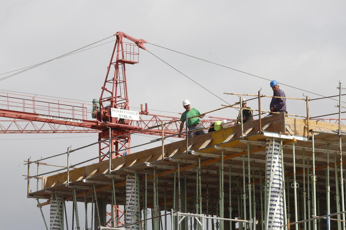 Varios obreros trabajan en una construcción en la capital.
