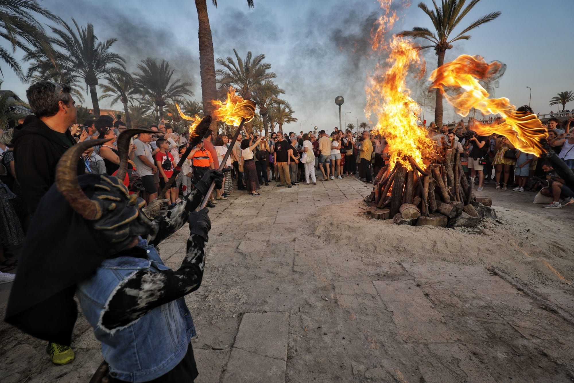 Nit de Sant Joan en Palma: Correfoc en el Parc de la Mar