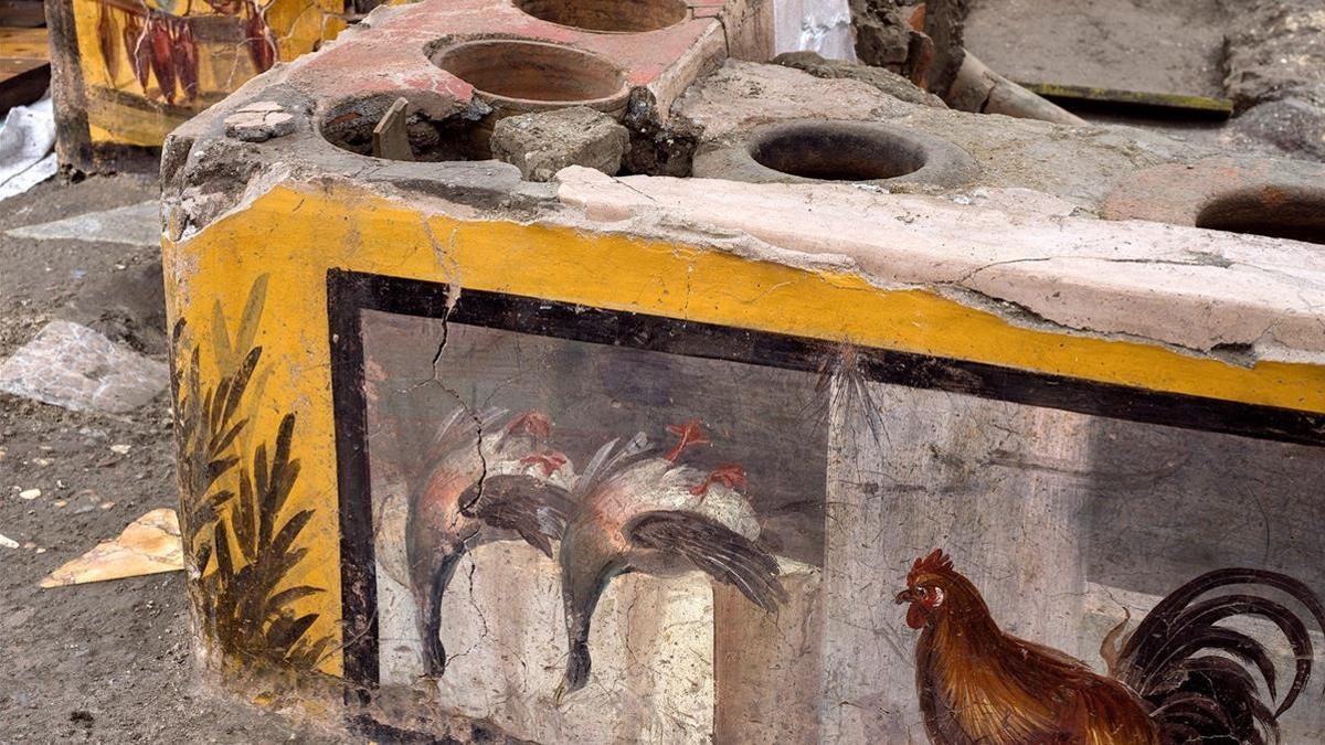 Detalle del fresco que representa a aves de corral, como gallinas y ánades reales, parte de la decoración descubierta en un termopolio (restaurante de cómida rápida) de Pompeya