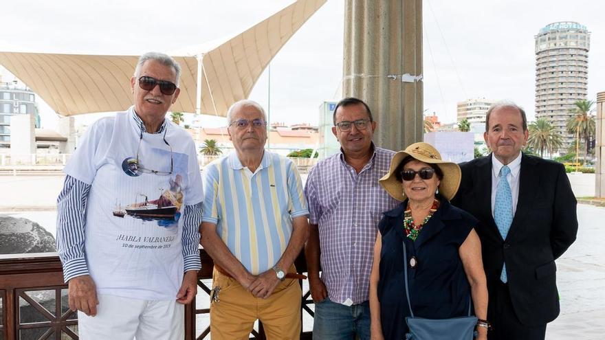 Homenaje a las víctimas de la tragedia del ‘Valvanera’ con una ofrenda floral en la marquesina del Muelle Santa Catalina