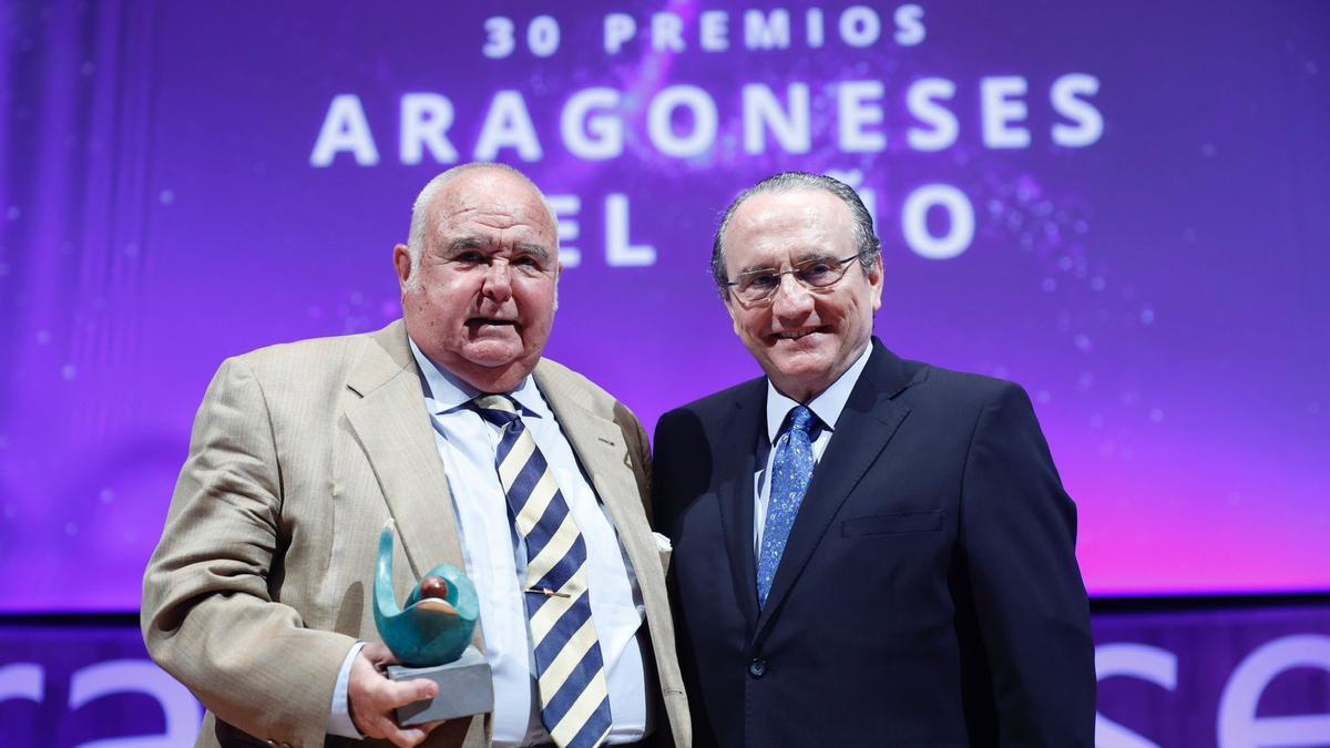 José Ignacio Alfaro, presidente del Banco de Alimentos de Zaragoza, ha sido el encargado de recoger el premio que le ha entregado Javier Moll, presidente de Prensa Ibérica