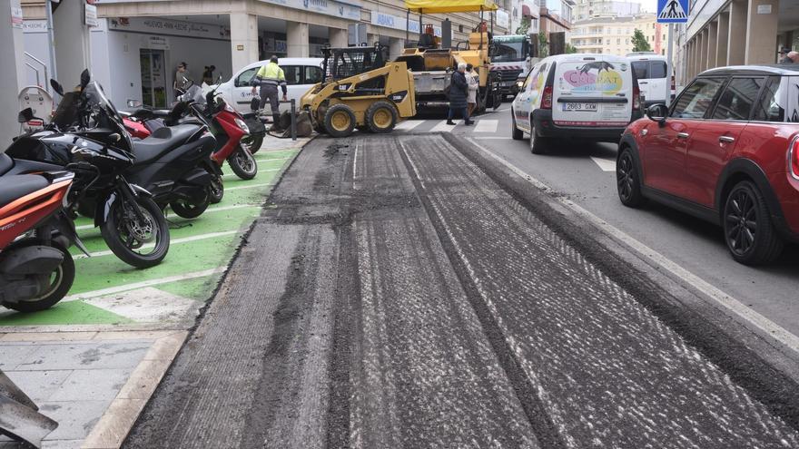 Comienzan a reparar el asfalto de la avenida Juan Carlos I de Badajoz