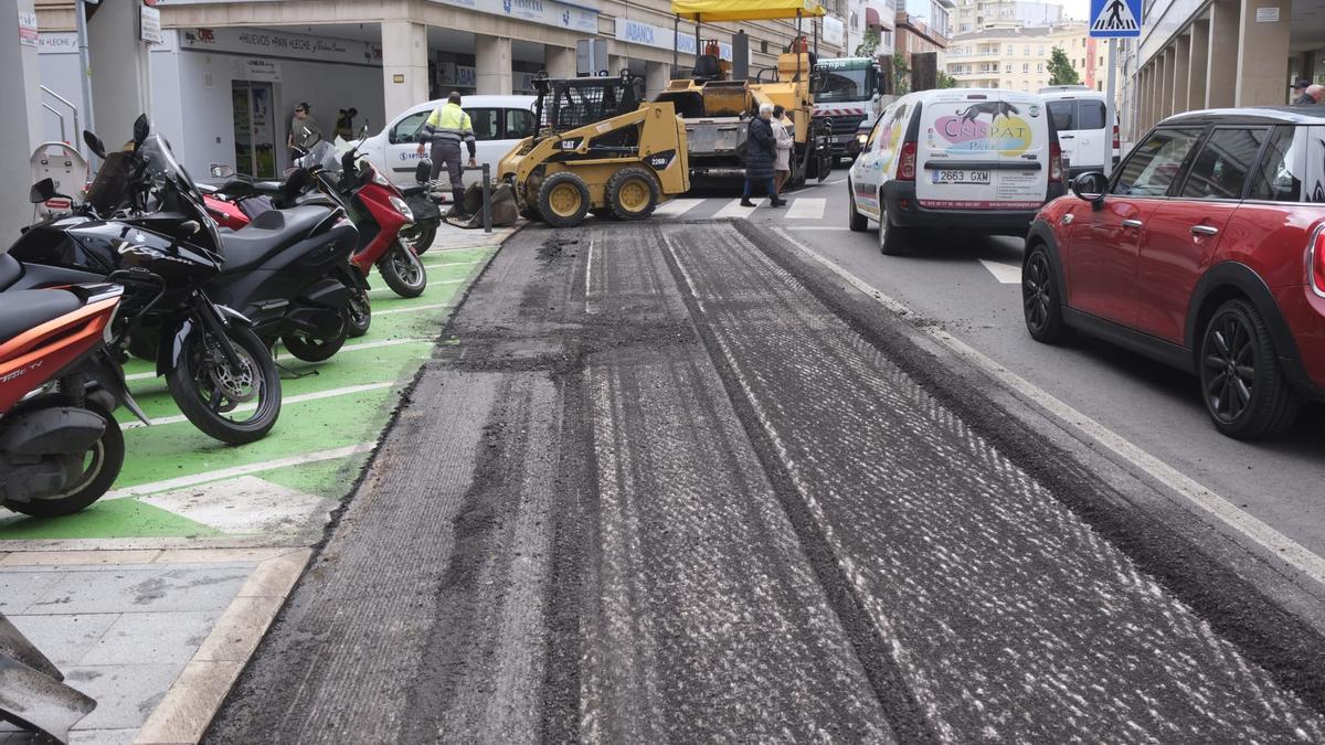 La capa de asfalto se ha retirado por completo en el tramo de Juan Carlos I afectado.