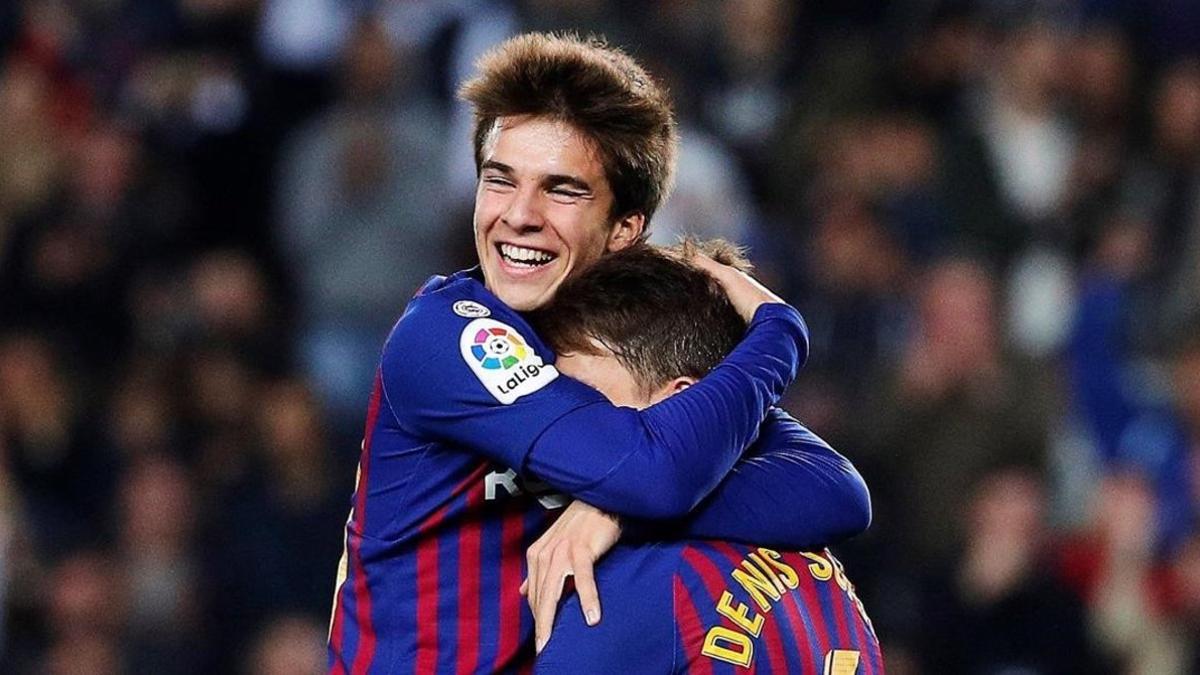 Riqui Puig se abraza a Denis Suárez tras haberle dado un precioso pase de gol.