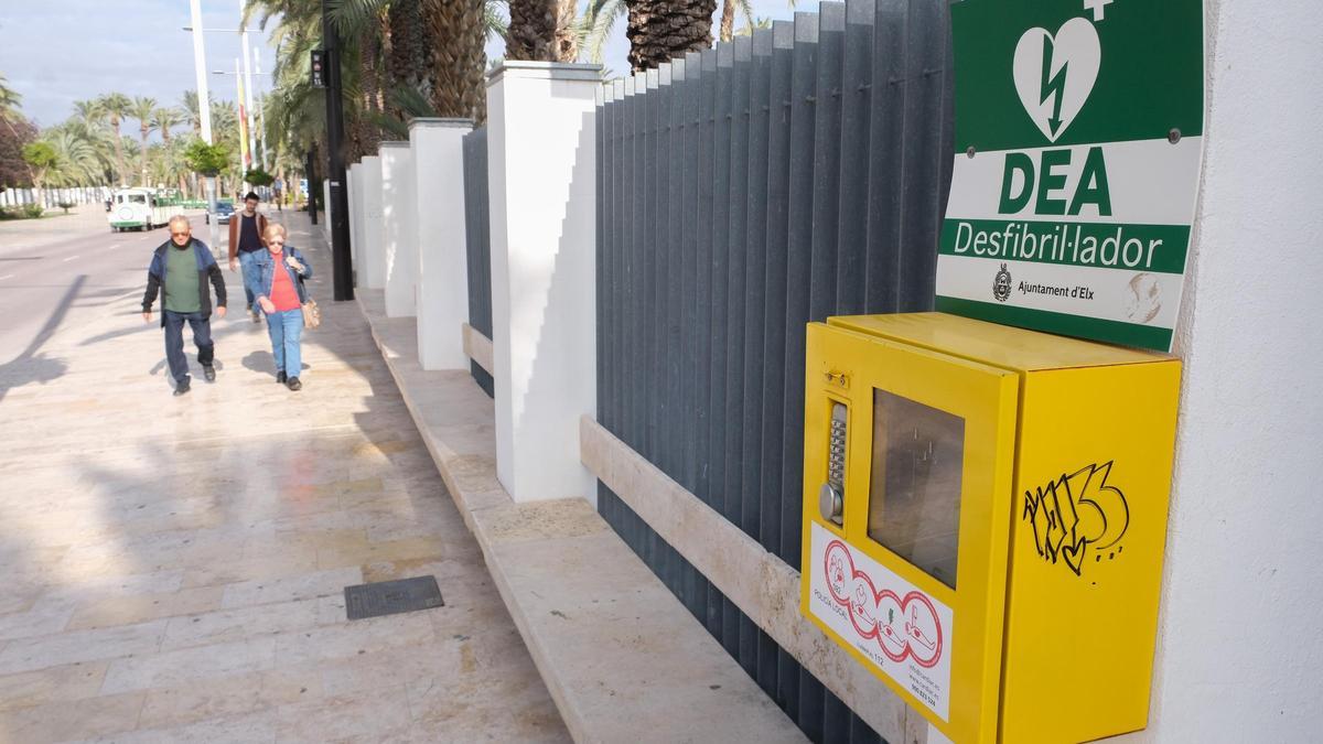 Un desfibrilador en el Paseo de la Estación de Elche