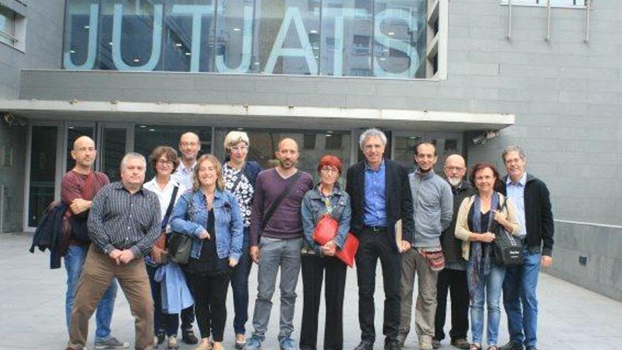 Joaquim Aloy (cinquè per la dreta) amb l&#039;advocada Pilar Rebaque al seu costat, acompanyat de regidors i càrrecs d&#039;ERC a Manresa i de representants de col·lectius adherits a la causa argentina, ahir al matí