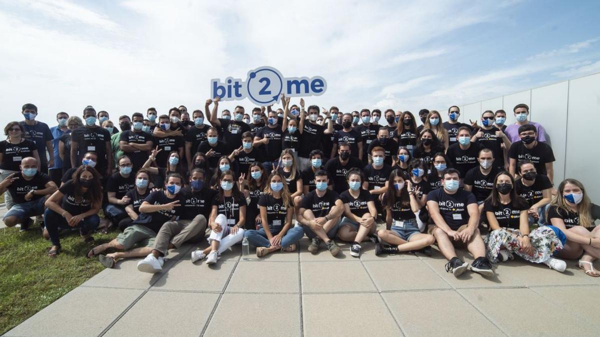 Foto de familia del equipo de trabajadores que está detrás de Bit2Me