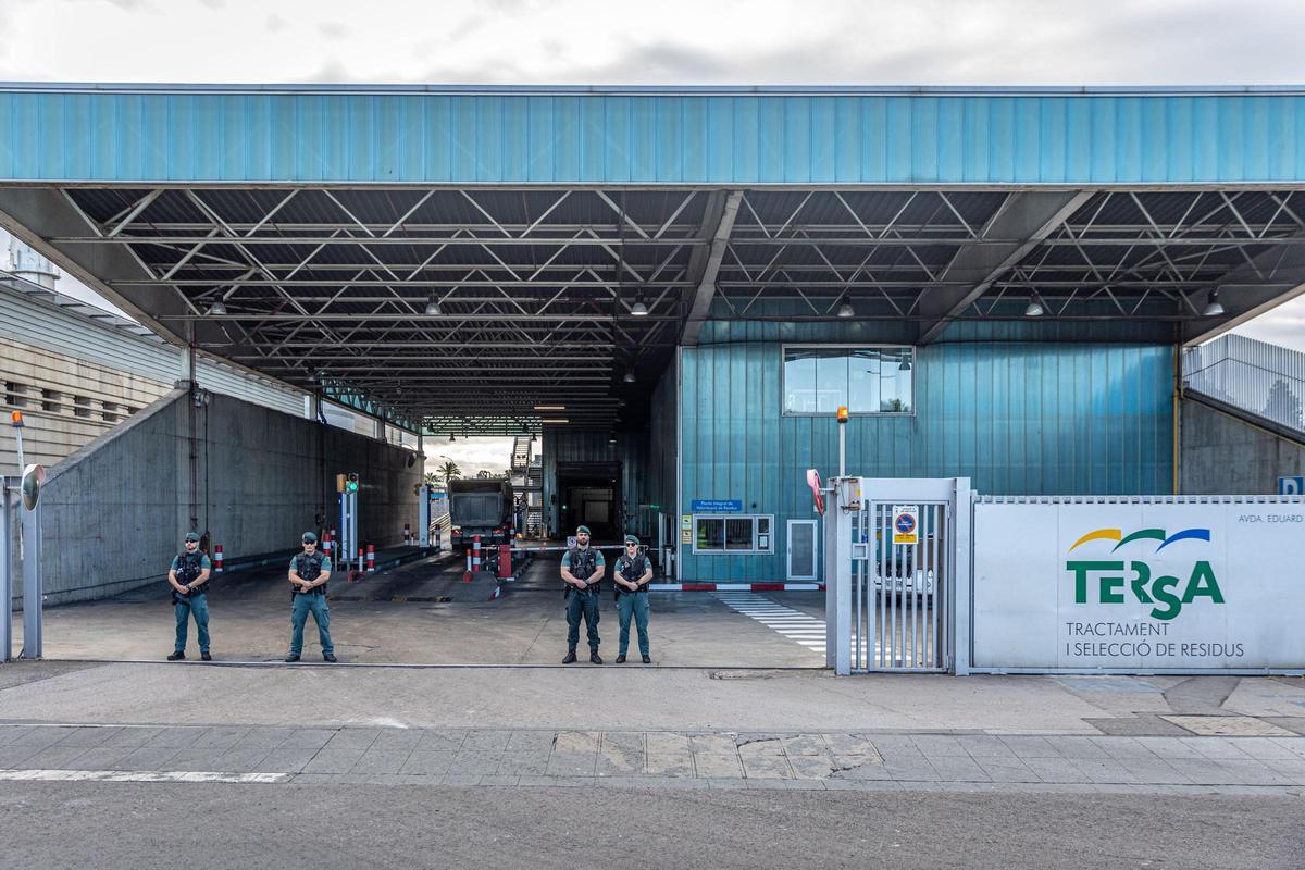 Agentes de la Guardia Civil durante el registro de la incineradora Tersa en 2023, en Sant Adrià de Besòs.