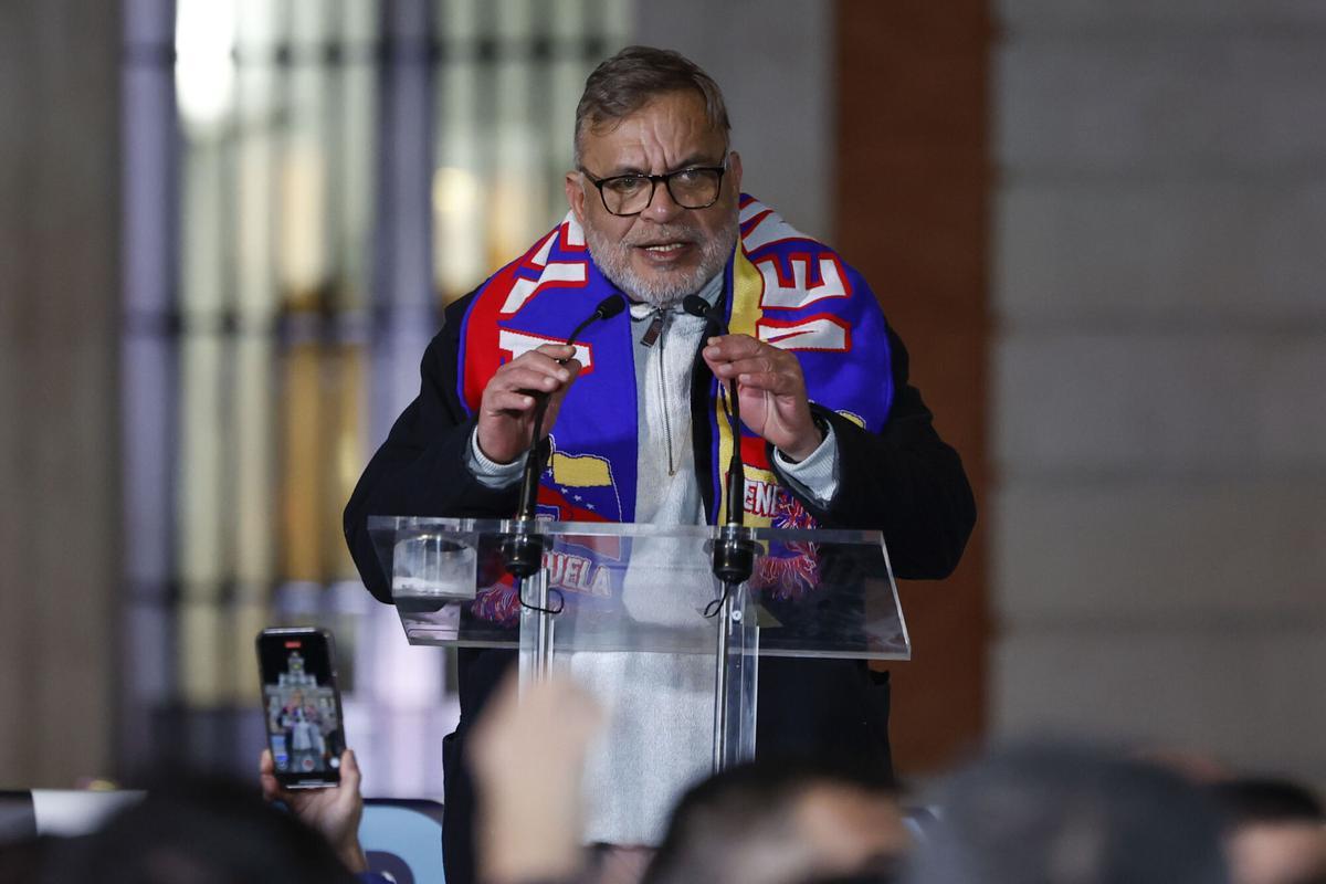 MADRID, 09/01/2025.- El diputado venezolano Ramón López participa en una manifestación convocada en Madrid para apoyar al candidato opositor Edmundo González como presidente electo de Venezuela, este jueves, en vísperas de la toma de posesión presidencial en Caracas. EFE/ Mariscal
