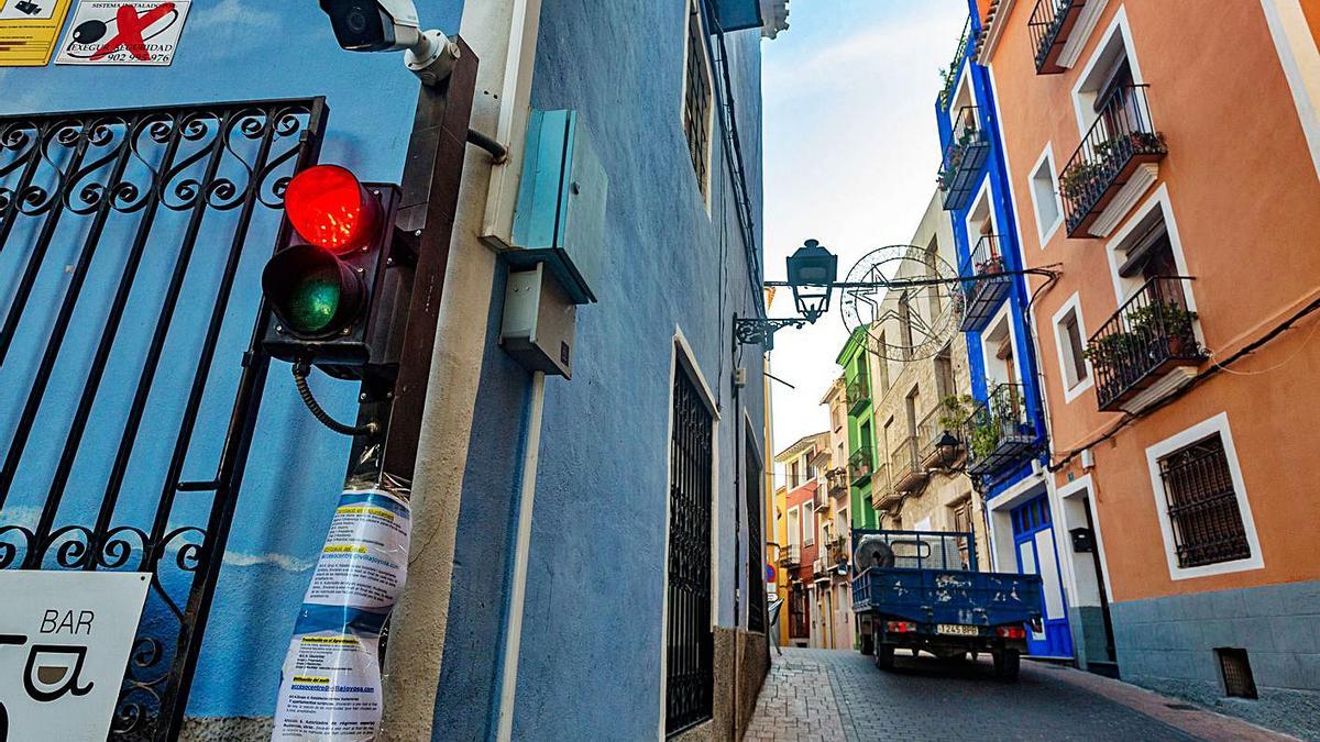 El semáforo y cámara que controla el acceso al casco antiguo de La Vila.