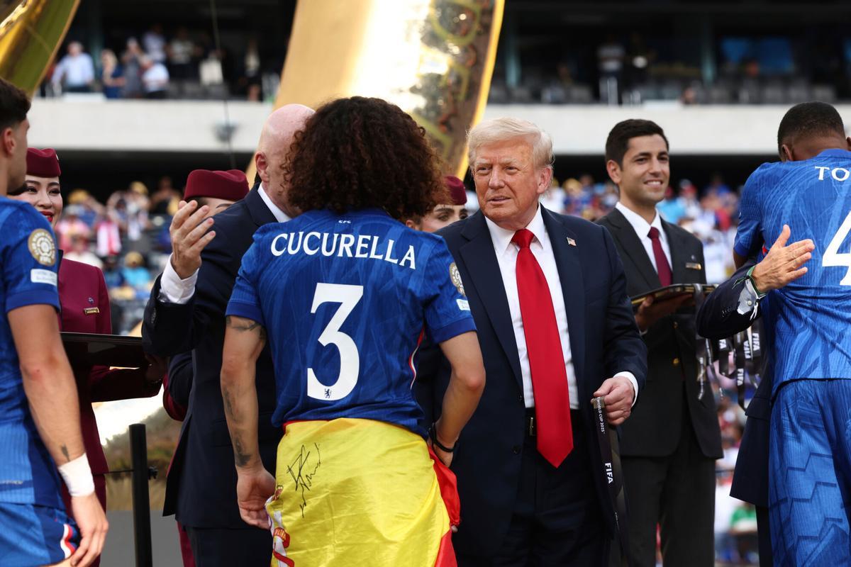 Trump entrega la medalla de campeón del Mundial de Clubes a Cucurella.