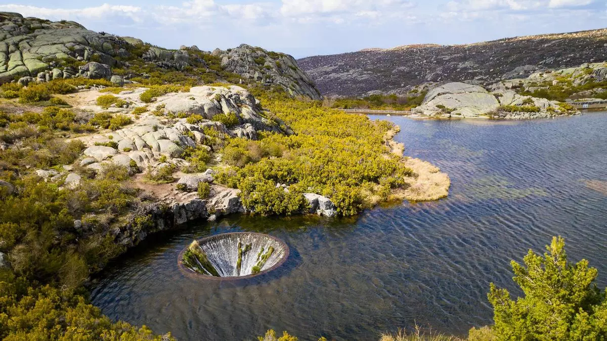 La ruta de senderismo más espectacular de Portugal conduce a un lago con un misterioso agujero