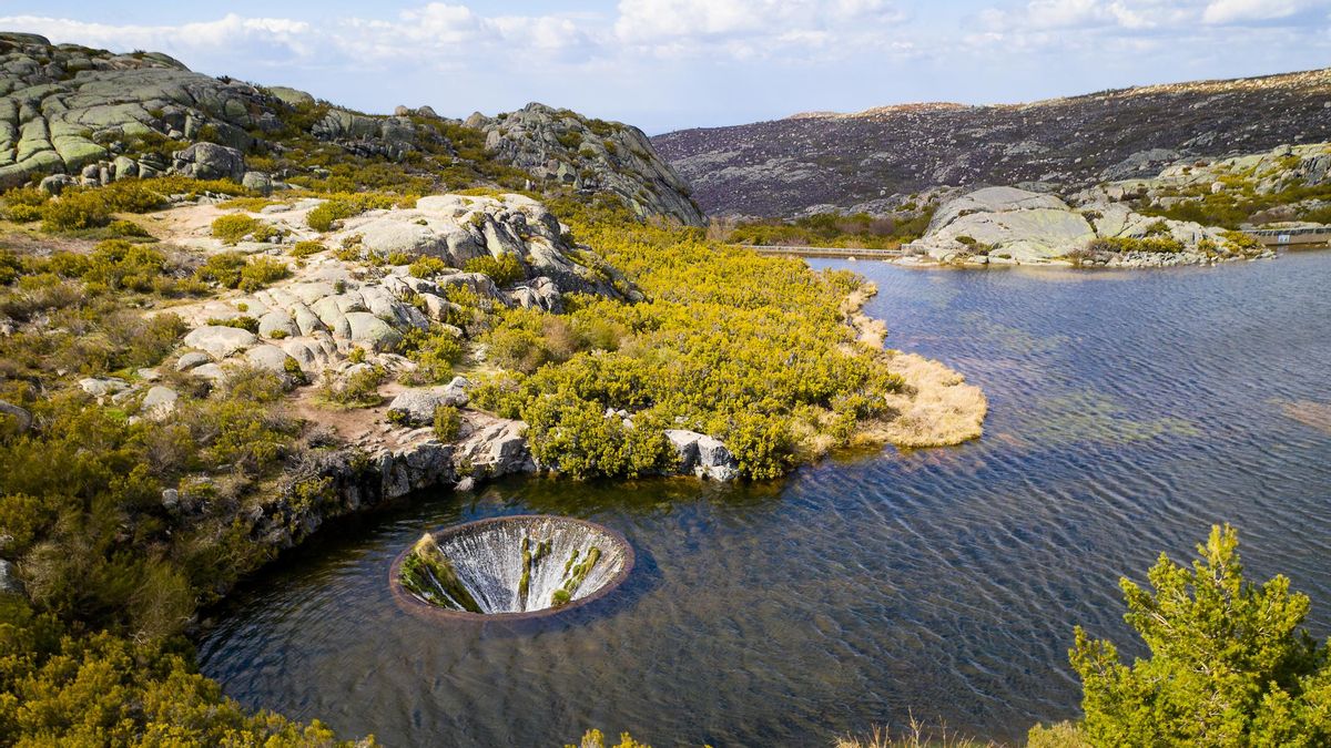La ruta de senderismo más espectacular de Portugal conduce a un lago con un misterioso agujero
