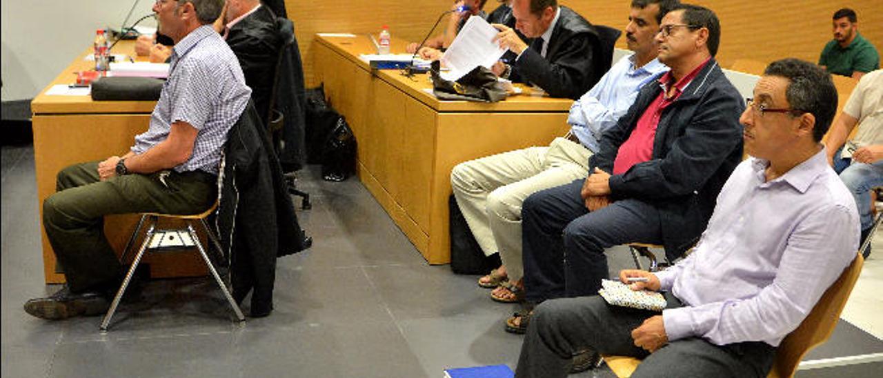 Abogados y acusados en una de las jornadas del juicio celebrado en la Audiencia de Las Palmas.