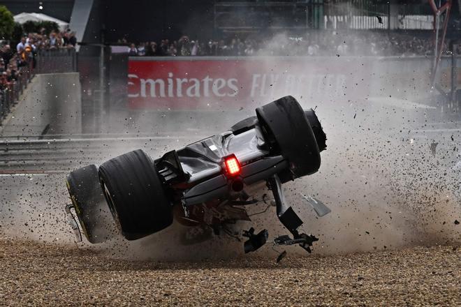 Así fue el terrible accidente de Guanyu Zhou en Silverstone, en imágenes