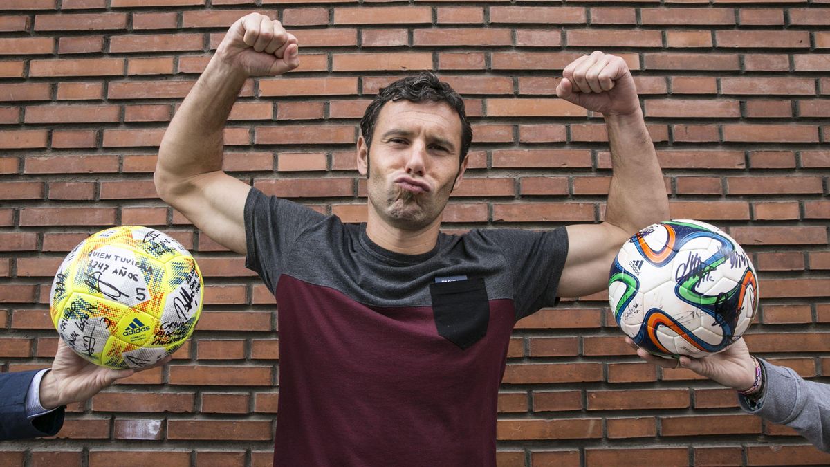 DIEGO CERVERO, CON BALONES FIRMADOS POR SUS COMPAÑEROS DE SUS DOS ULTIMOS TRIPLETES.