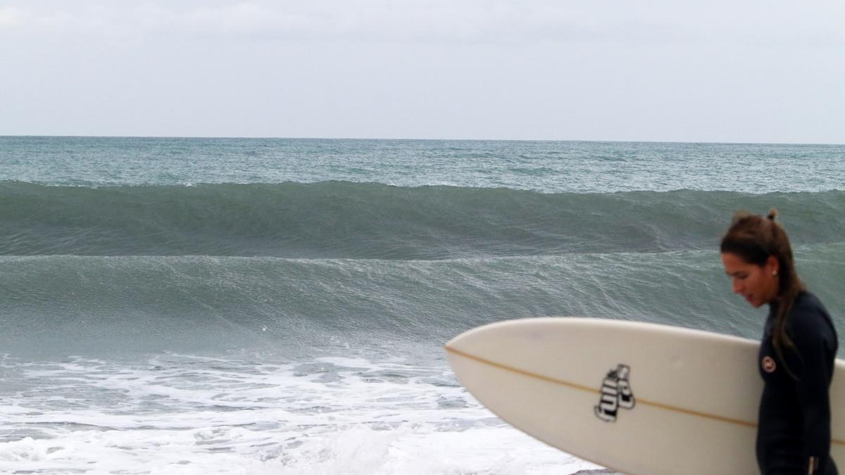 Temporal en la playa El Dedo con surfistas