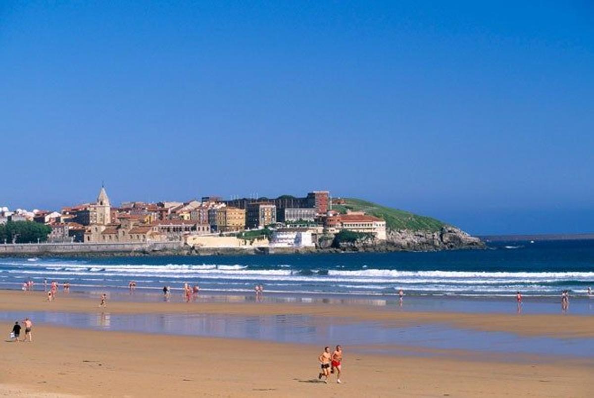 Playa de San Lorenzo, en Gijón (Asturias).
