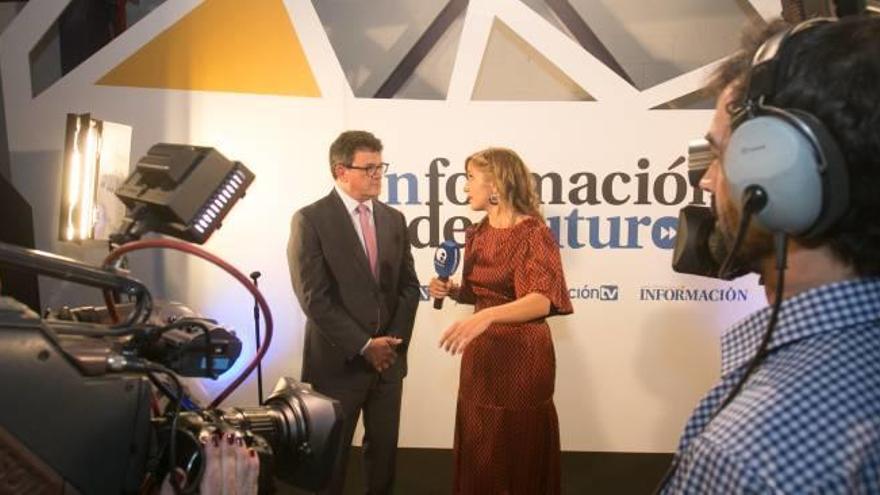 Laura Millán entrevista al director de INFORMACIÓN, Toni Cabot.