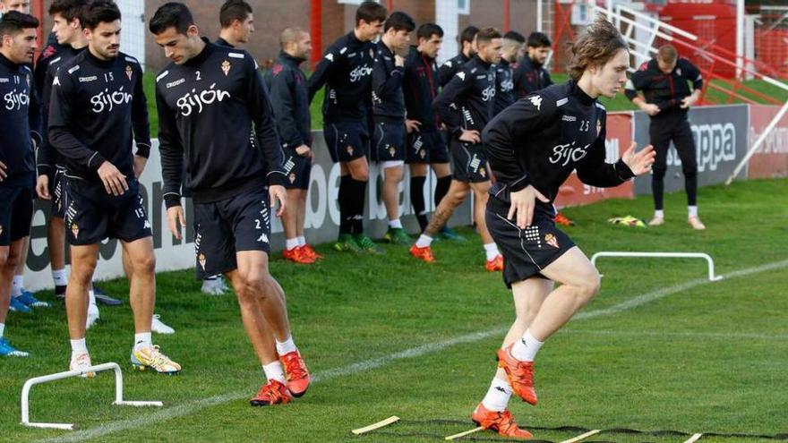 Halilovic, realizando uno de los ejercicios del entrenamiento de ayer ante el resto de sus compañeros.