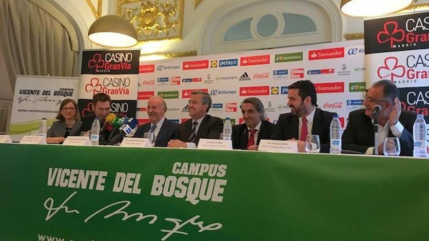 Imagen durante el acto de presentación en el que participaron Vicente del Bosque, seleccionador nacional, y el alcalde de Estepona, José María García Urbano.