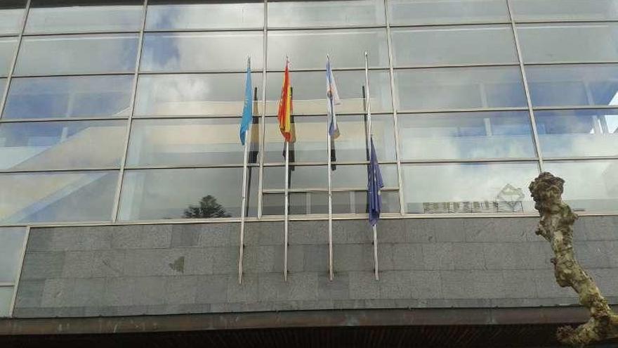 Bandera a media asta de la UE. // Gonzalo Núñez