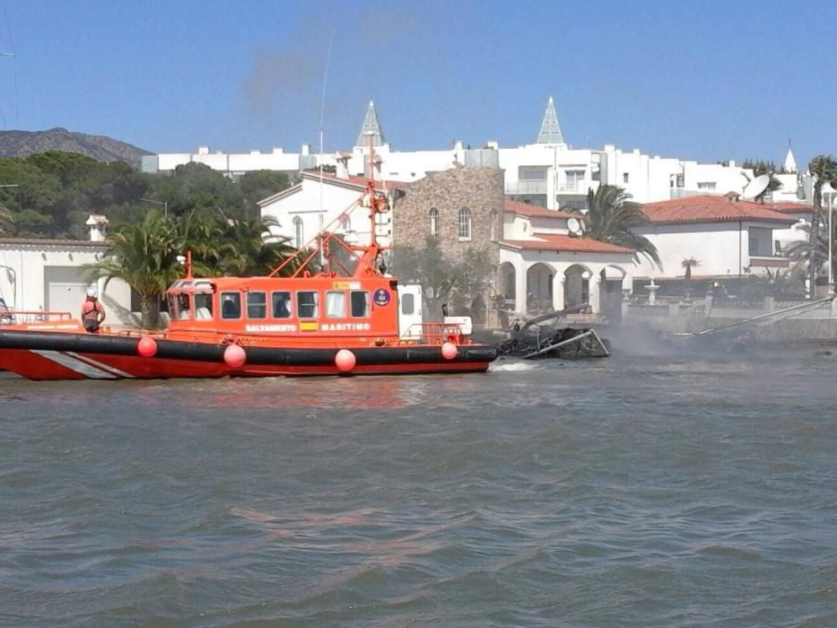 Un foc  crema tres embarcacions a Roses