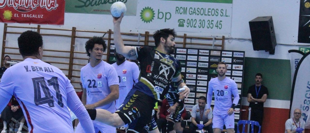Javi García realiza un lanzamiento en el encuentro contra el Barcelona