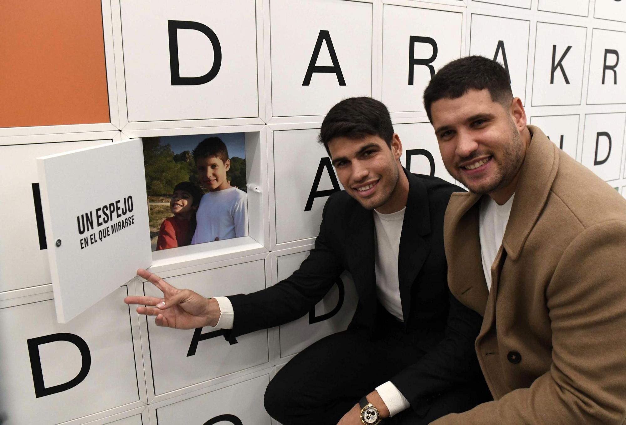 Así ha sido la inauguración de la exposición de Carlos Alcaraz en la Cárcel Vieja de Murcia